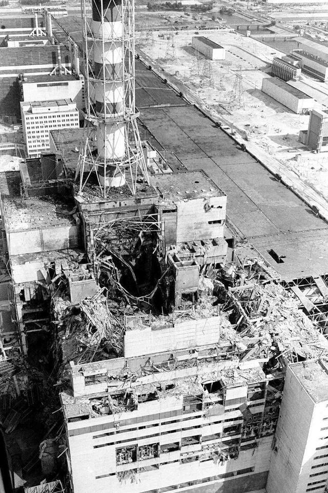 Der zerstörte Reaktors des Kernkraftwerks von Tschernobyl kurz nach der Katastrophe. (Foto: USFCRFC; CA BY-SA 2.0)
