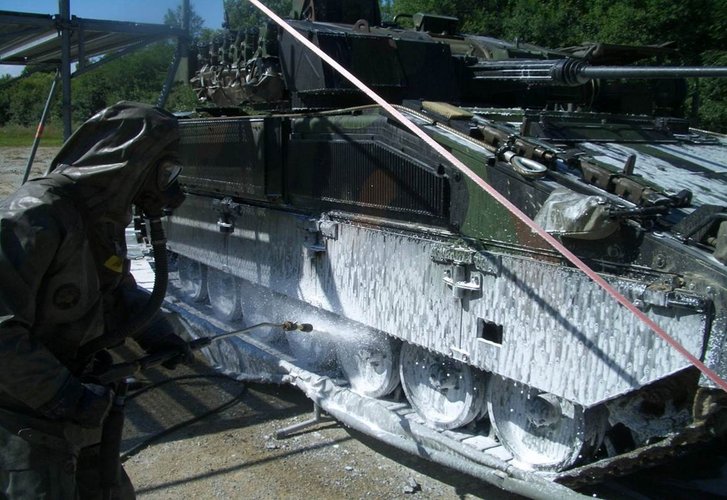 Teildekontamination eines Schützenpanzers „Ulan“. (Foto: Hämmerle)