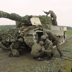 Der durch eine Sprengfalle beschädigte Panzer wird instandgesetzt. (Foto: Bundesheer/PzB14)
