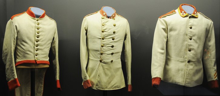 Uniformen des k.k. IR Nr. 59 im 19. Jahrhundert (v. l.: Uniformfrack für Mannschaften von 1836, Waffenrock für Korporale von 1849/50, Waffenrock für Feldwebel M.1861). (Foto: Aschenbrenner)