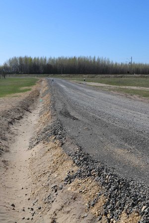 Diese Straße, die das österreichische Kontingent in Ungarn errichtet hat, führt zur ungarisch-serbischen Grenze. (Foto: Keusch)