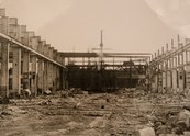 Innenansicht einer zerstörten Fertigungshalle. (Foto: Stadtarchiv St. Valentin) 