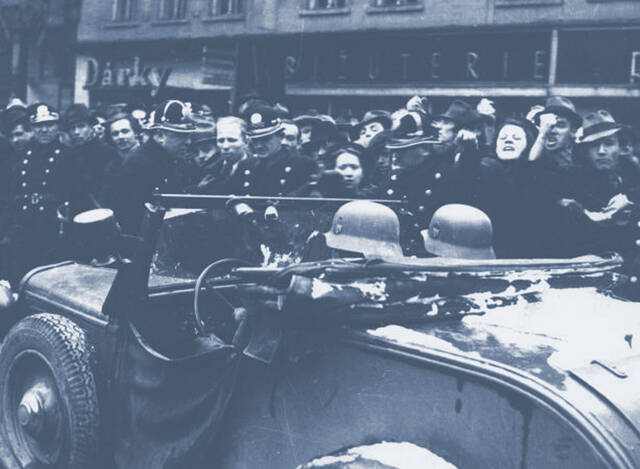 Manche Tschechen ballen die Fäuste als Zeichen ihres Unmut über die deutsche Okkupation. (Foto: unbekannt/gemeinfrei)