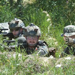 Ein Ausbilder weist zwei Teilnehmer in das Gelände ein, bevor sie mit der Gefechtsbahn starten. (Foto: Dietmar Bodensteiner)