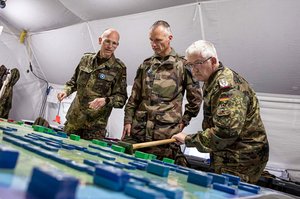 Offiziere der operativen Führungsebene überprüfen die unterschiedlichen Möglichkeiten mit einem "War Gaming". (Foto: Eurocorps)