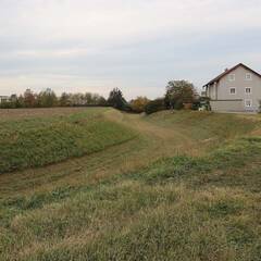 Der Graben im Bereich der Nordwestecke des ehemaligen Legionslagers ist heute noch vorhanden. (Foto: RedTD/Gerold Keusch)