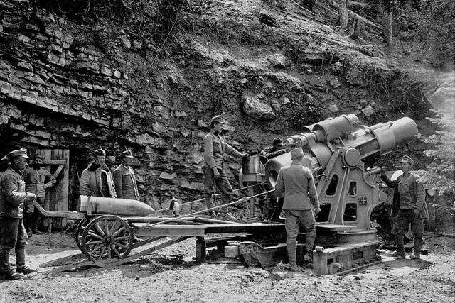 Eine 30,5-cm-Haubitze der k.u.k. Streitkräfte in Feuerstellung auf dem Lavarone-Plateau. (Foto: k.u.k. Kriegsarchiv; CC0)