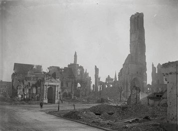 Die Zerstörungen des Ersten Weltkrieges, wie im belgischen Ypern, ließen auf die zukünftige Gefährdung von Kulturgut schließen. (Foto: John Warwick Brooke; gemeinfrei)