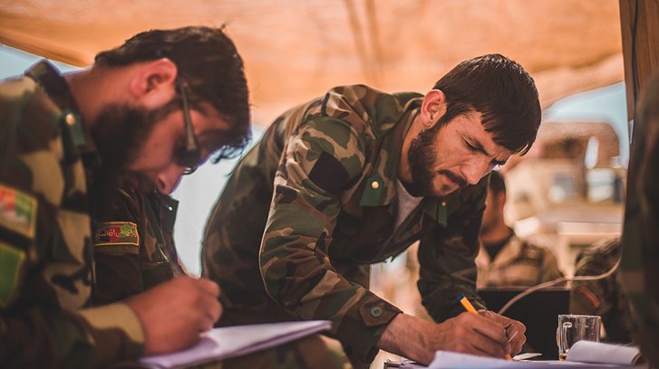 Soldaten der Afghan National Army zeichnen die Feindlage auf ihre Karten während der afghanisch geführten Operation „Maiwand“ im März 2018, die von der US-Task Force Southwest unterstützt wird. (Foto: U.S. Marine Crops/Sgt. Conner Robbins)