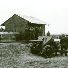 Eine Panzerabwehrkanone 52 (vorne) und ein "Centurion"-Turm bei der Kleinkaliber-Schießanlage in der Ostarrichi-Kaserne. (Foto: Bundesheer/Archiv Jägerbataillon 12)