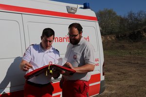 Rettungssanitäter bei der „Befehlsausgabe“. (Foto: Keusch)