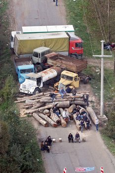 Roadblocks wurden rund um die Uhr (24/7) von Einheimischen bewacht. (Foto: Archiv Autor)