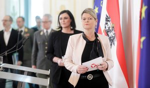 Am 15. März 2020 gaben Verteidigungsministerin Klaudia Tanner (re.) und Bundesministerin Elisabeth Köstinger (li.) Massnahmen für das Bundesheer und den Zivildienst bekannt. (Foto: BKA/Andy Wenzel).