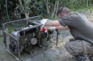 Ein Soldat bei der Inbetriebnahme eines Notrstromaggregates im Assistenzeinsatz nach einer Naturkatastrophe. (Foto: Bundesheer/Severin Ganglberger)