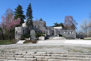 Die Festung Vraca ist ein Symbol für den Kampf um Sarajewo. Nach der Okkupation des ehemaligen osmanischen Territoriums 1878 wurde die Stadt von der k.u.k. Armee mit einem Festungsring gesichert und dieses Werk errichtet. In den 1980ern wurde Vraca zu einem Monument für die Opfer des Zweiten Weltkrieges. Während der Belagerung von Sarajewo in den 1990ern nahmen Panzer der bosnisch-serbischen Armee die Stadt von dort unter Beschuss. (Foto: RedTD/Keusch) 