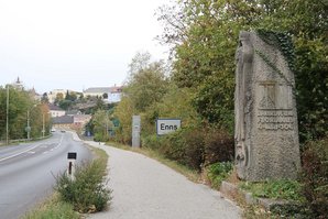 Blick auf Enns entlang der ehemaligen Reichs- und späteren Bundesstraße mit Denkmälern nach der Ennsbrücke. (Foto: RedTD/Gerold Keusch)