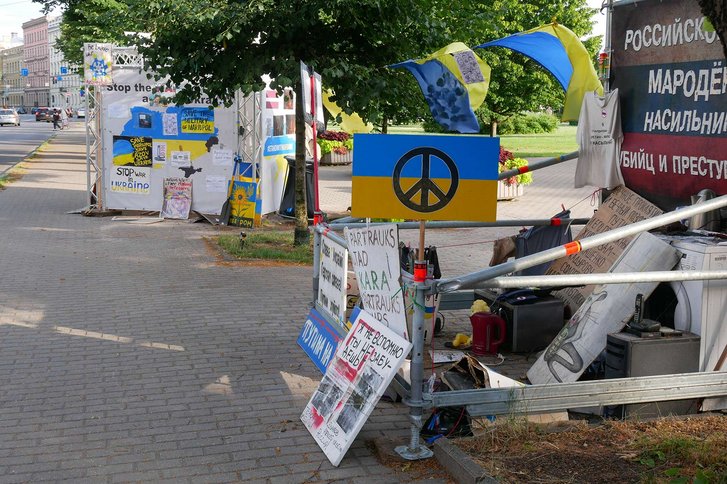 Protestplakate gegen den Ukraine-Krieg vor der russischen Botschaft in Riga. (Foto: Doyle of London; CC BY-SA 4.0)
