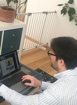 Dr. Gerald Hainzl beim Hometeaching hinter dem Laptop in den eigenen vier Wänden. (Foto: Hainzl)