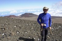 Inmitten der Berg- und Lavalandschaft von Hawaii. Im Hintergrund einige der unzähligen Vulkane, durch die die Inselgruppe entstanden ist. (Foto: Werner Planer)