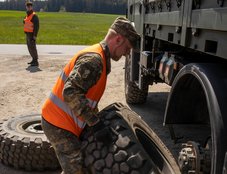 Die erweiterte Kraftfahrausbildung festigt die Fertigkeiten beim Reifenwechsel, wobei ein Reifen mehr als 150 kg wiegt. (Foto: Bundesheer/Michael Gottlieber)