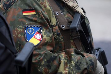 Ein Soldat der Bundeswehr mit dem Verbandsabzeichen des Multinationalen Kommandos Operative Führung. (Foto: PAO MN JHQ ULM)