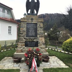 Denkmal am Kirchenplatz in Kirchschlag. (Foto: Martin Senekowitsch)