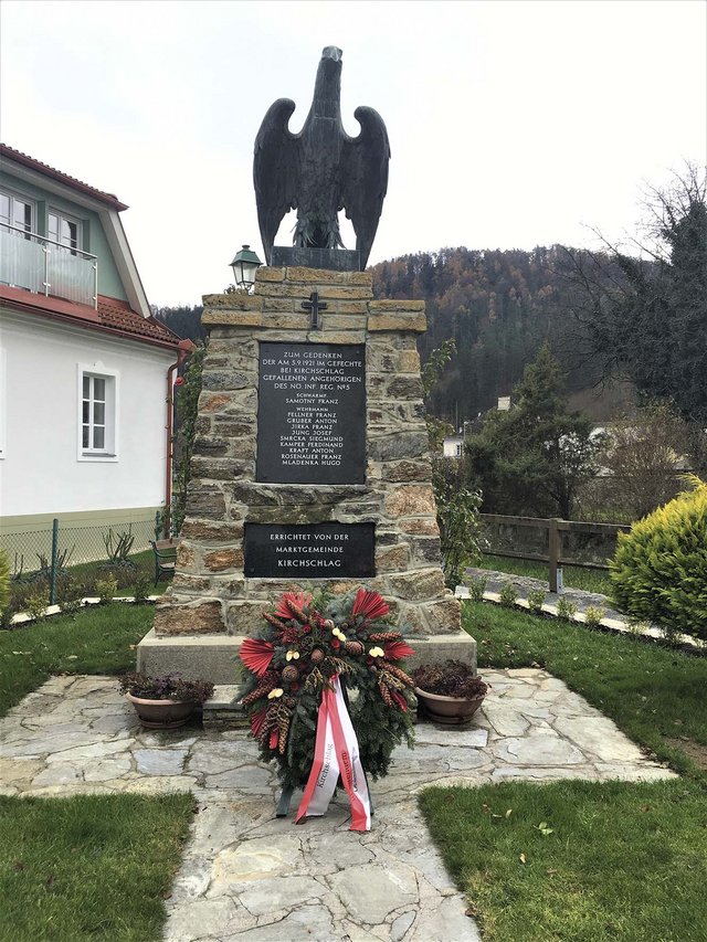 Denkmal am Kirchenplatz in Kirchschlag. (Foto: Martin Senekowitsch)