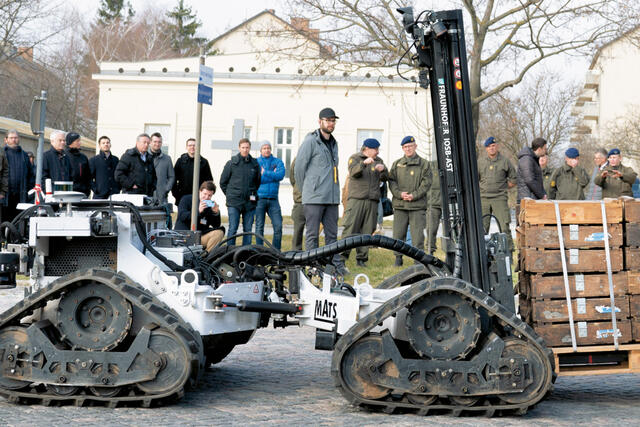 Das autark verladende und fahrende Logistikfahrzeug „Crayler“ zeigte bei einer Vorführung in der Wiener Vega-Payer-Weyprecht-Kaserne, dass es unbekannte Hindernisse umfahren kann.