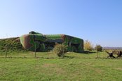 Schwerer Bunker auf einer freien Fläche bei Satov. (Foto: RedTD/Gerold Keusch)