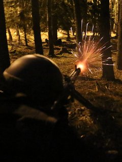 Ein Maschinengewehr beim Feuerkampf in der Nacht. (Foto: Bundesheer/Thomas Lampersberger)