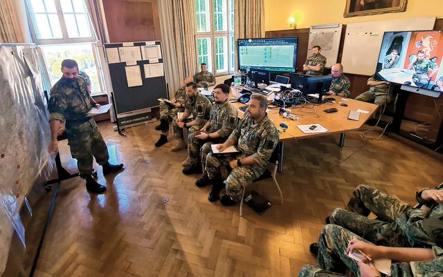 Der Leiter der Stabsarbeit gibt den Einsatzbefehl an die Kompaniekommandanten und an die Kommandanten der unterstellten Einheiten. Entfernt eingesetzte Vertreter nehmen per Videokonferenz teil. (Foto: Bundesheer/Felix Höbarth)