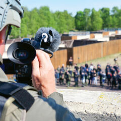 Ein Einsatzkamerateam filmt eine Menschenmenge während einer Übung. (Foto: Bundesheer/Abteilung PsyOps)