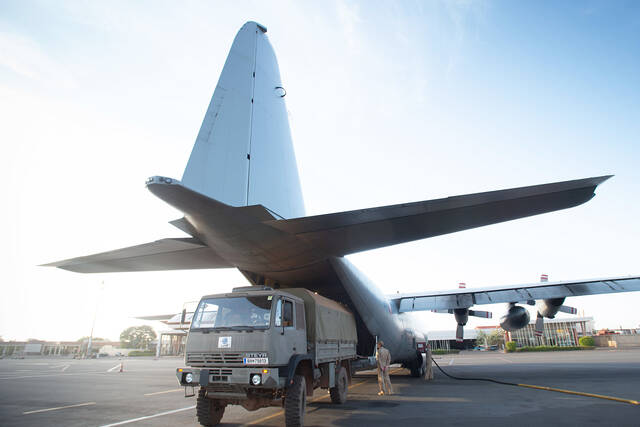 Die Weiten des afrikanischen Kontinentes bedingen oft das Flugzeug als Transportmittel. (Foto: Bundesheer/Gunter Pusch)