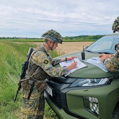 Ein Gastlehroffizier und Bataillonskommandant (li.) erteilt über Funk einen Gefechtsbefehl. Die Fähnriche zeichnen die Informationen und Vorgaben als Kompaniechefs in ihre Handkarten ein. So lernen sie die Einheit kennen, um als zukünftige Zugskommandanten die übergeordnete Ebene zu verstehen. (Foto: Bundesheer/Pierre Kugelweis)