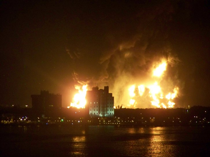 Raffinerieexplosion in Catano, Puerto Rico, wenige Momente nach Auslösung der Explosion.
(Foto: Enriquillonyc, CC BY SA 3.0)