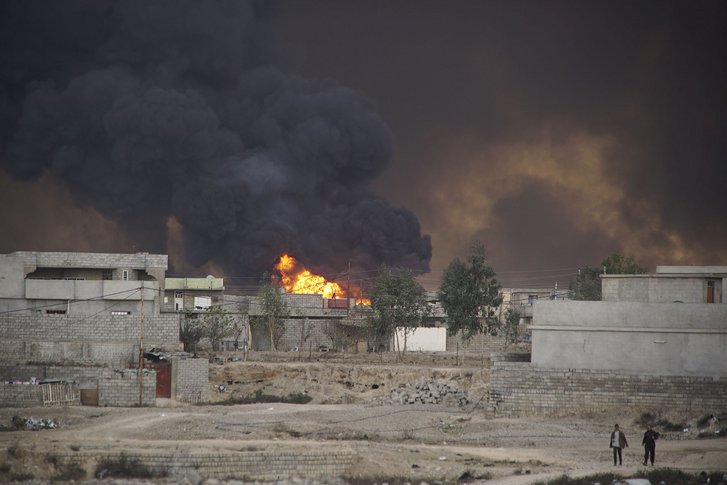 Ansicht einer brennenden Ortschaft 30 km südlich von Mossul nach der Rückeroberung durch irakische Kräfte im November 2016. (Foto: Mstyslav Chernov, CC BY-SA 4.0)