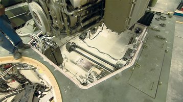 Bauteile wie Kabel und Einbauten werden entfernt, genauso wie der 1 500 PS starke Motor. (Foto: Bundesheer/PZB14)