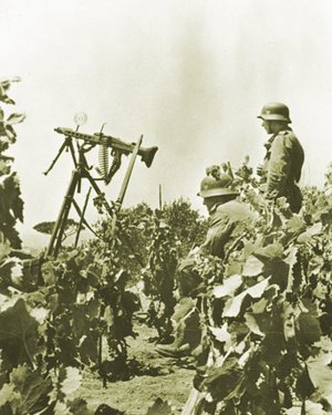 Maschinengewehrtrupp der Deutschen Wehrmacht während des Unternehmens Lehrgang. (Foto: Bundesarchiv, Bild 183-J14917/CC BY-SA 3.0)