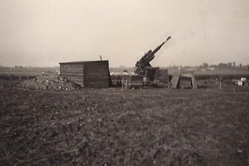 Eine 8,8-cm-Fliegerabwehrkanone der Flak-Batterie in Berlin-Karow mit Hütte, die vermutlich der Lagerung von Material oder als provisorischer Unterstand diente. (Foto: Family Archive Norbert Radtke/Heinz Radtke; gemeinfrei)