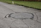 Ausgebesserter Bombentrichter in der Fahrbahn. (Foto: RedTD/Gerold Keusch)   