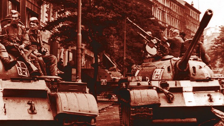 Sowjetpanzer in Prag, August 1968. (Foto: Militärgeschichtliches Institut Prag/Montage: Rizzardi)