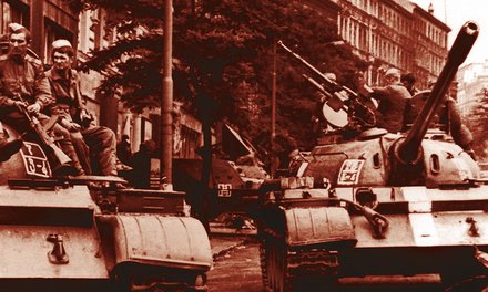 Sowjetpanzer in Prag, August 1968. (Foto: Militärgeschichtliches Institut Prag/Montage: Rizzardi)