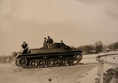 Ein Versuchspanzer auf dem Testgelände. (Foto: Stadtarchiv St. Valentin)