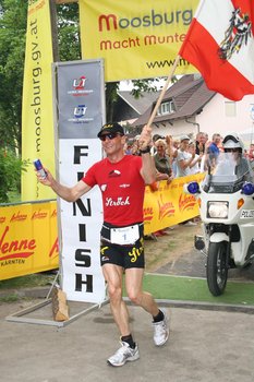 Zieleinlauf in Moosburg (Kärnten) 2006 bereits zum zweiten Mal als Weltmeister über die dreifache Ironman-Distanz am Höhepunkt seiner Karriere. (Foto: Werner Planer)