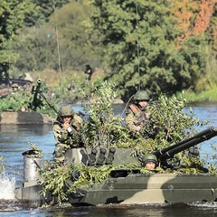 Der Großteil der Schützenpanzer des Übungsgegners Rot sind schwimmfähig. (Foto: MoD Russia, gemeinfrei)