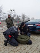 Zwei Polizisten legen Handschellen an während ein Soldat die Umgebung beobachtet. (Foto: Bundesheer/3. PzGrenBrig)