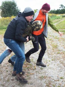 Als ein Checkpoint bei der Abschlussübung angegriffen wird, wird einer der Soldaten verwundet. (Foto: Bundesheer/Gunter Pusch)