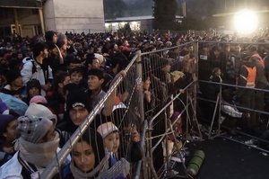 Migranten warten in der Nacht beim Grenzübergang Spielfeld. (Foto: Bundesheer/Abteilung PsyOps)