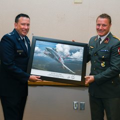 Der Deputy Commander des Air Force Safety Center, Colonel Jeffrey H. Welborn, und Hauptmann Peter Spiegl. (Archiv Spiegl)