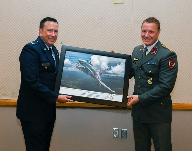 Der Deputy Commander des Air Force Safety Center, Colonel Jeffrey H. Welborn, und Hauptmann Peter Spiegl. (Archiv Spiegl)
